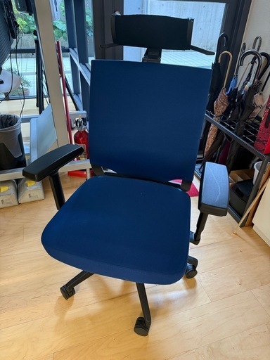 【PLUS製・ハイバックオフィスチェア KC-KT60】ヘッドレスト・ハンガー付き／ブルー