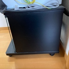 黒のテレビ台の画像