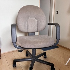 古い椅子。キズがあり
