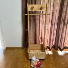 希少　廃盤品　人気　KATOJI　カトージ　木製ハンガーラック　キッズシェルフ　おまけ付き　おもちゃ　指先の知育　シャカシャカ絵本　布絵本　などの画像