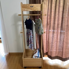 希少　廃盤品　人気　KATOJI　カトージ　木製ハンガーラック　キッズシェルフ　おまけ付き　おもちゃ　指先の知育　シャカシャカ絵本　布絵本　などの画像