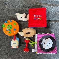 希少　廃盤品　人気　KATOJI　カトージ　木製ハンガーラック　キッズシェルフ　おまけ付き　おもちゃ　指先の知育　シャカシャカ絵本　布絵本　などの画像