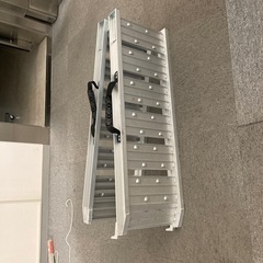 は折りたたみ式のアルミ製ラダーレールの画像