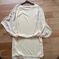 ベージュ　ワンピースドレス　パーティドレスの画像