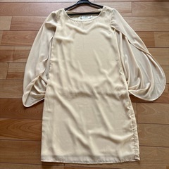 ベージュ　ワンピースドレス　パーティドレス