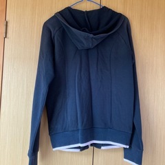 adidasのパーカーの画像