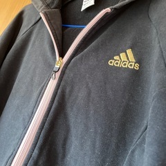 adidasのパーカーの画像