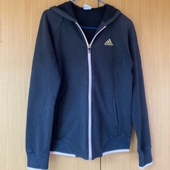 adidasのパーカー