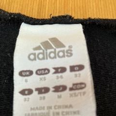 adidasのパーカーの画像