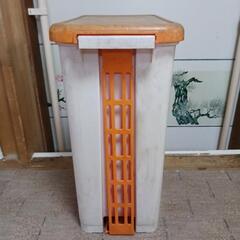 ペダル式ゴミ箱の画像