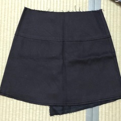 黒デニムボタンスカートの画像