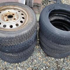 古いタイヤと鉄ホイール