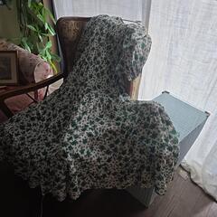 グリーンの小花のティアードワンピースの画像