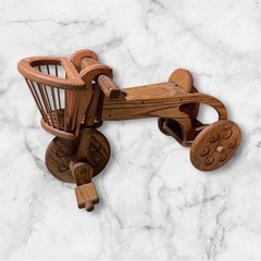 木製の三輪車の画像