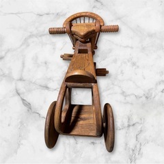 木製の三輪車の画像