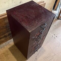 《売約済》【武蔵小山店】　レトロ 小引出し 木製 小物収納 鎌倉彫　鎌倉彫り　ドロワー　レターケース　書類入れ　ドキュメントケース　ビンテージ　昭和　小引出し 木製小引き出し 小物収納 レトロ家具 和風家具 鎌倉彫 鎌倉彫り 彫刻家具 ドロワー アンティーク小物入れ 昭和レトロ 木彫 小物チェスト ミニチェスト 和家具 ヴィンテージ家具 和モダン 古民具 古道具 飾り引き出し 引き出し収納 レトロ収納 飾り棚 卓上チェストの画像