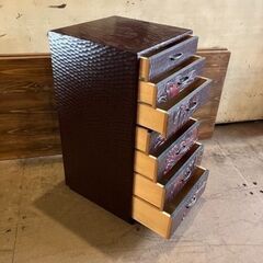 《売約済》【武蔵小山店】　レトロ 小引出し 木製 小物収納 鎌倉彫　鎌倉彫り　ドロワー　レターケース　書類入れ　ドキュメントケース　ビンテージ　昭和　小引出し 木製小引き出し 小物収納 レトロ家具 和風家具 鎌倉彫 鎌倉彫り 彫刻家具 ドロワー アンティーク小物入れ 昭和レトロ 木彫 小物チェスト ミニチェスト 和家具 ヴィンテージ家具 和モダン 古民具 古道具 飾り引き出し 引き出し収納 レトロ収納 飾り棚 卓上チェストの画像