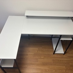 机とチェアのセットの画像