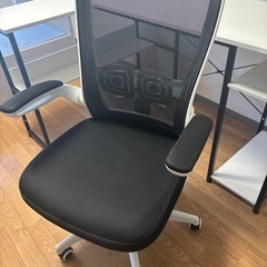 机とチェアのセットの画像