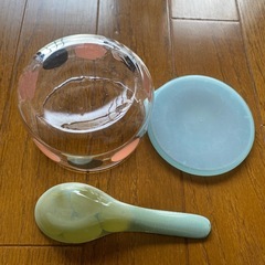 ガラスのレンゲとガラスのパックの画像