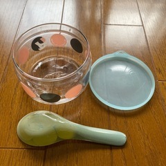 ガラスのレンゲとガラスのパックの画像