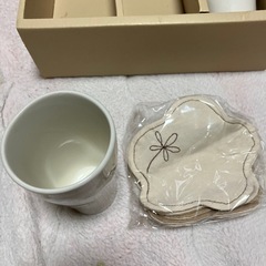 コップとコースターのセットの画像