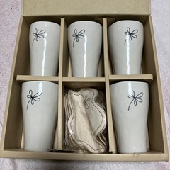 コップとコースターのセットの画像