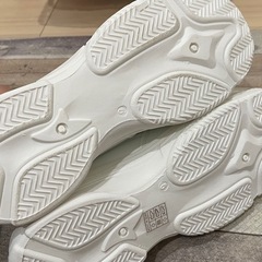 新品箱あり白スニーカーの画像
