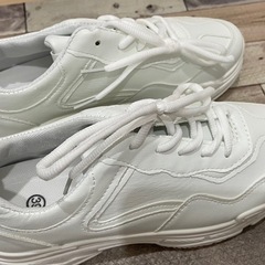 新品箱あり白スニーカー