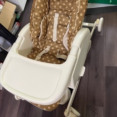 Apricaのベビーダイニングテーブル