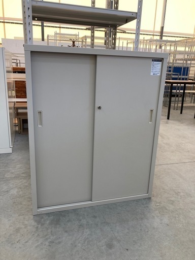 【OF-35】コクヨ ローキャビネット 書庫 スチール引き違い扉 鍵付き オフィス収納 グレー　検)事務机　オフィス チェア　会議 椅子　ロッカー　ミーティングテーブル　応接ソファ 店舗 事務所 什器　書庫 本棚 ラック デスク スチール 美品多数 格安 【中古オフィス家具】