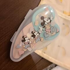 【新品未使用】お食事エプロン ＆ 離乳食中期～後期、幼児食 はさみの画像