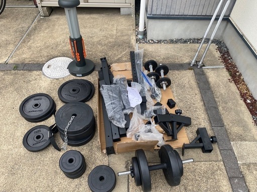 ダンベル、スクワット台、バーベル、腹筋台