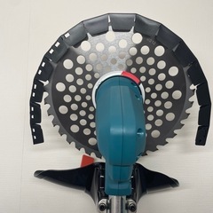 【未使用保証付き】マキタ(Makita) 充電式草刈機 18V3Ah バッテリ×2・充電器付 MUR190SDSFの画像