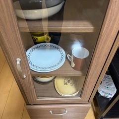 食器棚、皿の画像