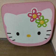 キティちゃんこたつの上のテーブル