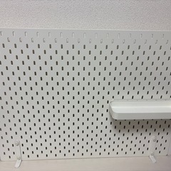 ニトリ　デスク　IKEAの有孔ボード付きの画像
