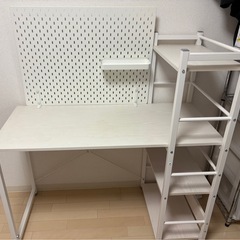 ニトリ　デスク　IKEAの有孔ボード付き