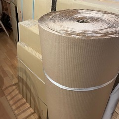 大量の未使用のダンボールや梱包材