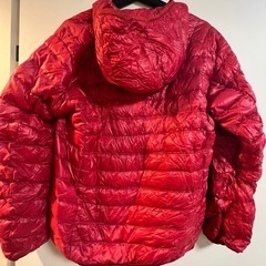 UNIQLO ウルトラライトダウン赤の画像