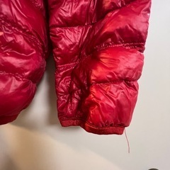 UNIQLO ウルトラライトダウン赤の画像