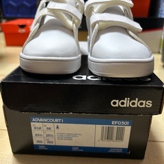 adidas キッズスニーカーの画像