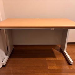 プラス スチールOAデスク フラットライン 平机 引出し付き 天板：メープル/脚：ホワイト 幅1200×奥行600×高さ700mm 1台の画像