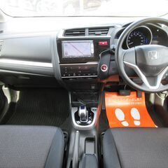ホンダ　フィットハイブリッド　Ｆパッケージ★1年保証★ロードサービス付　ワンオーナー　純正ＳＤナビ　ワンセグ　Ｂｌｕｅｔｏｏｔｈオーディオ　ＵＳＢ　ＥＴＣ　スマートキー　プッシュスタート　オートエアコンの画像