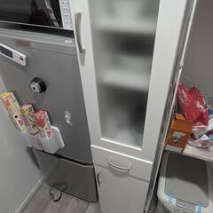 【写真あり】お譲りします：白いスリムキッチンボード（幅29cm/隙間収納/耐震ラッチ付き）