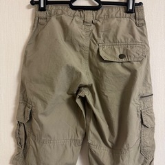 UNIQLOの130サイズのベージュカーゴハーフパンツ（サイドポケット付き）の画像