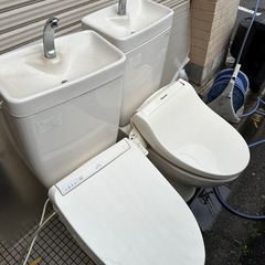 トイレ便器清掃中