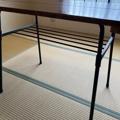 アンティークテーブルの画像