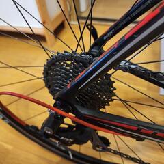 カーボンフレームのGIANT DEFY、ロードバイ
クの画像