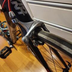 カーボンフレームのGIANT DEFY、ロードバイ
クの画像